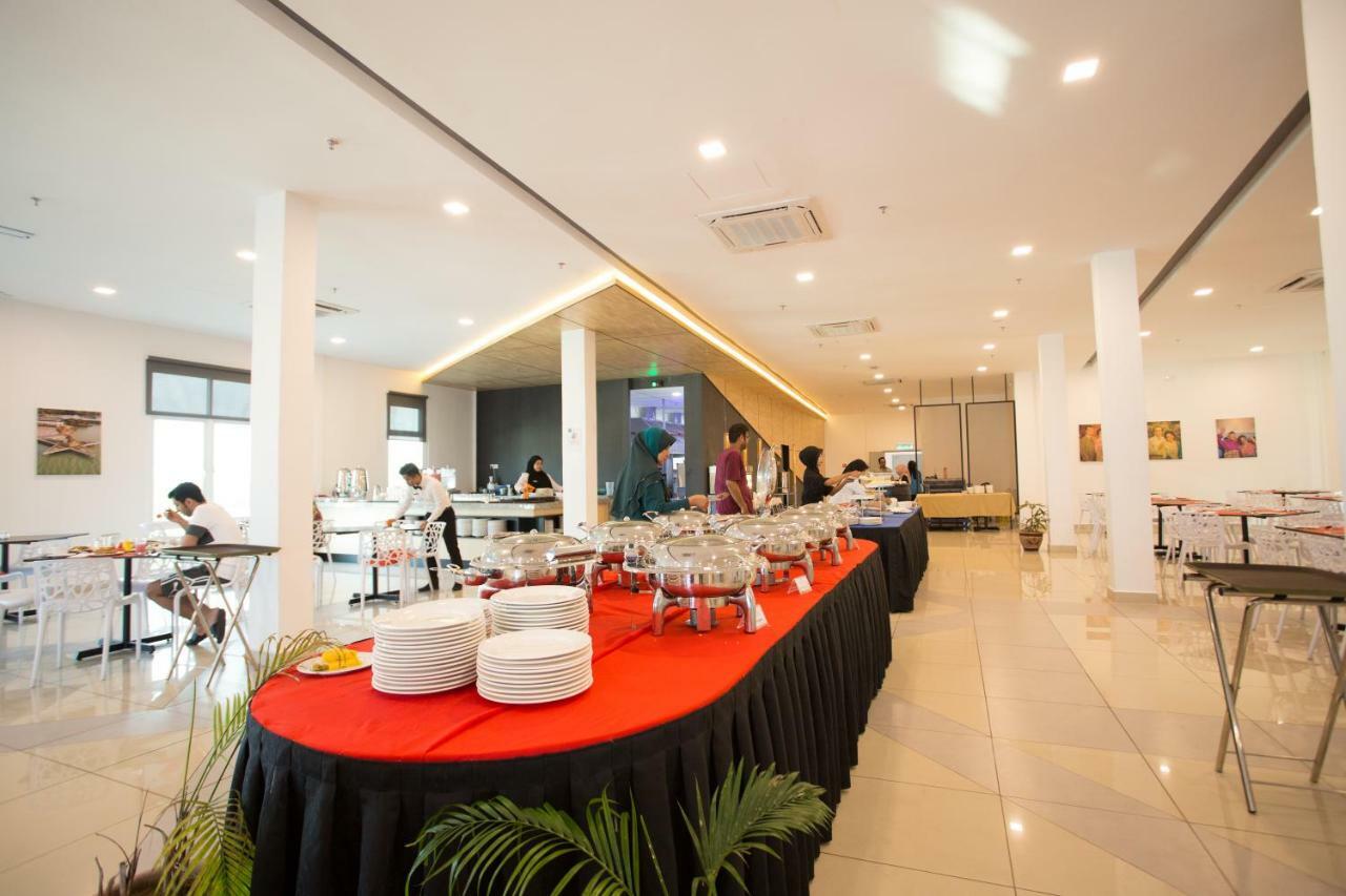 Hotel Adya Express Chenang Pantai Cenang Kültér fotó