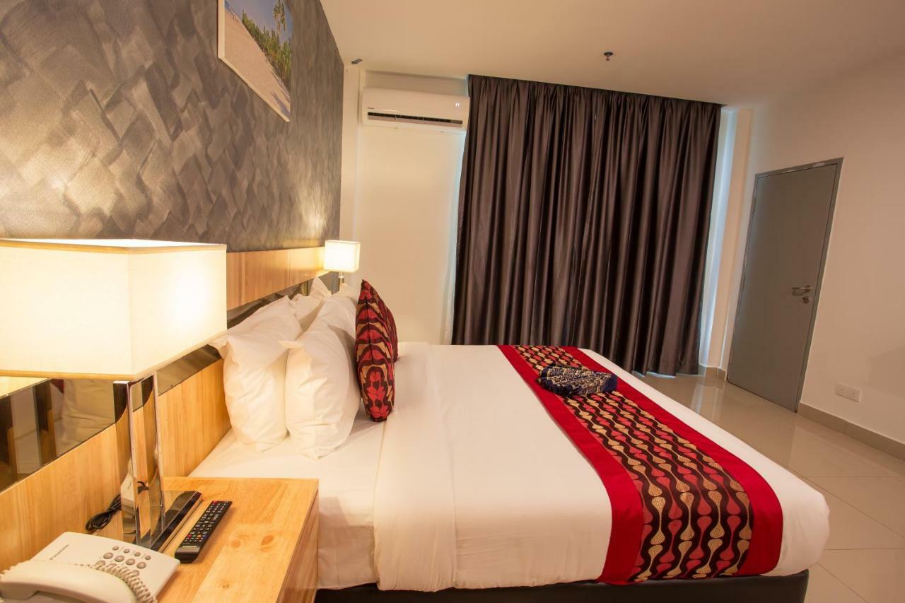 Hotel Adya Express Chenang Pantai Cenang Kültér fotó