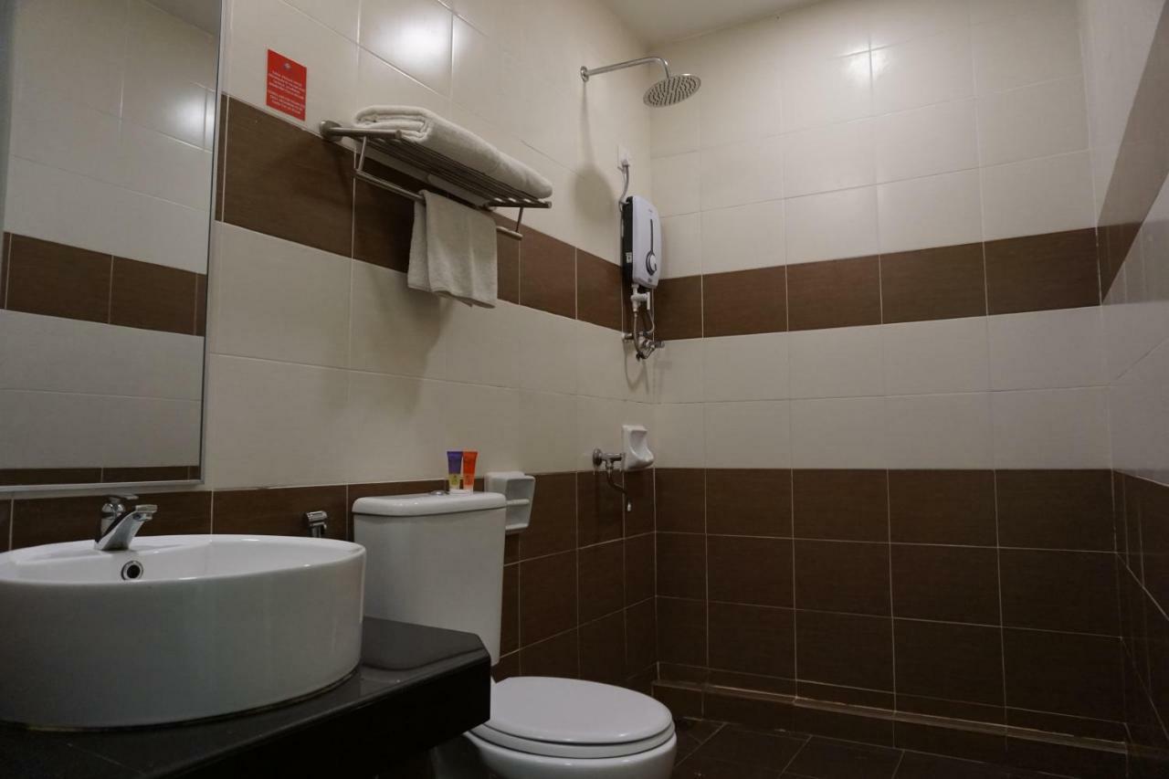 Hotel Adya Express Chenang Pantai Cenang Kültér fotó